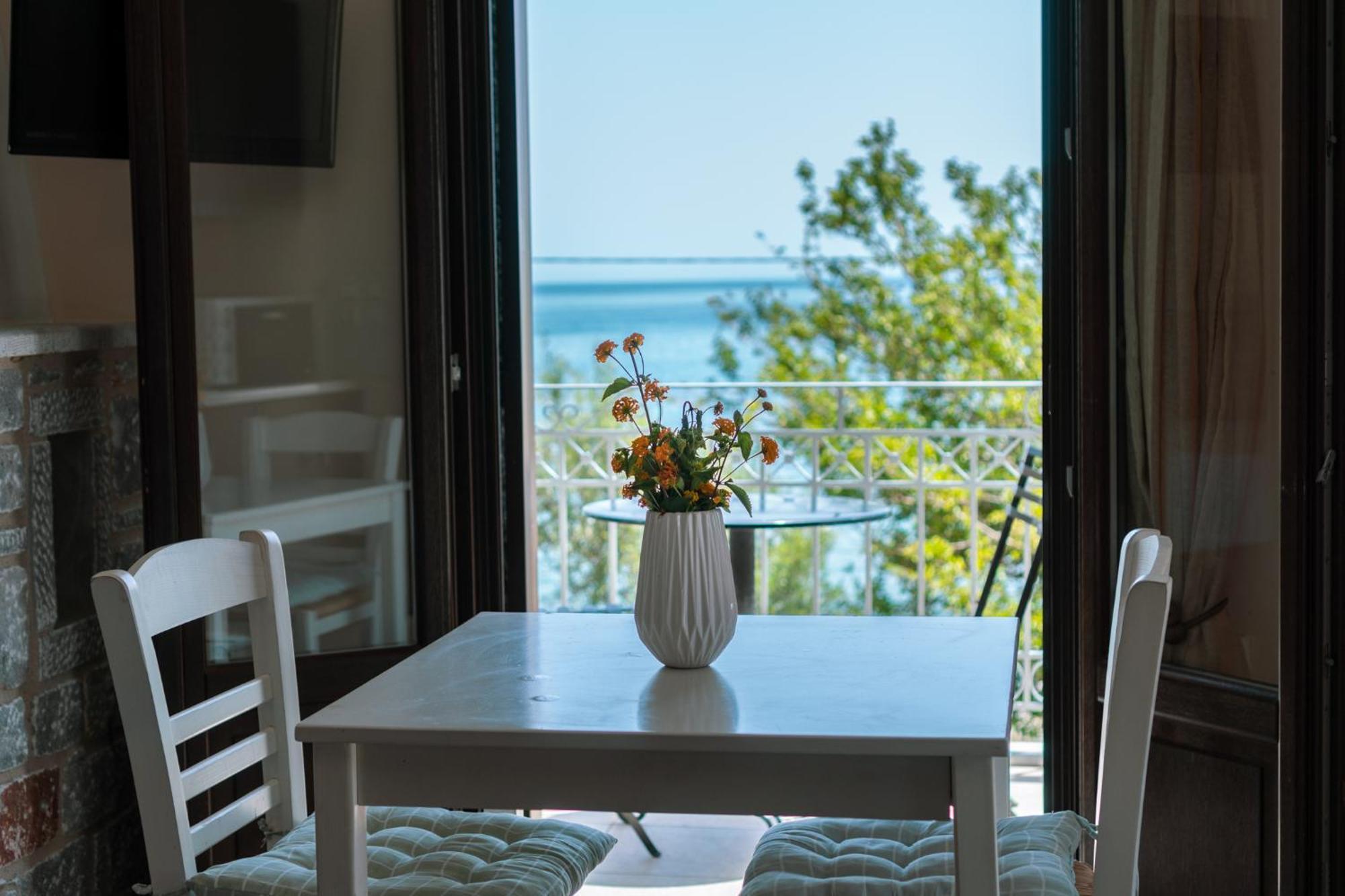 Xenios Kotronas Apartment Bagian luar foto