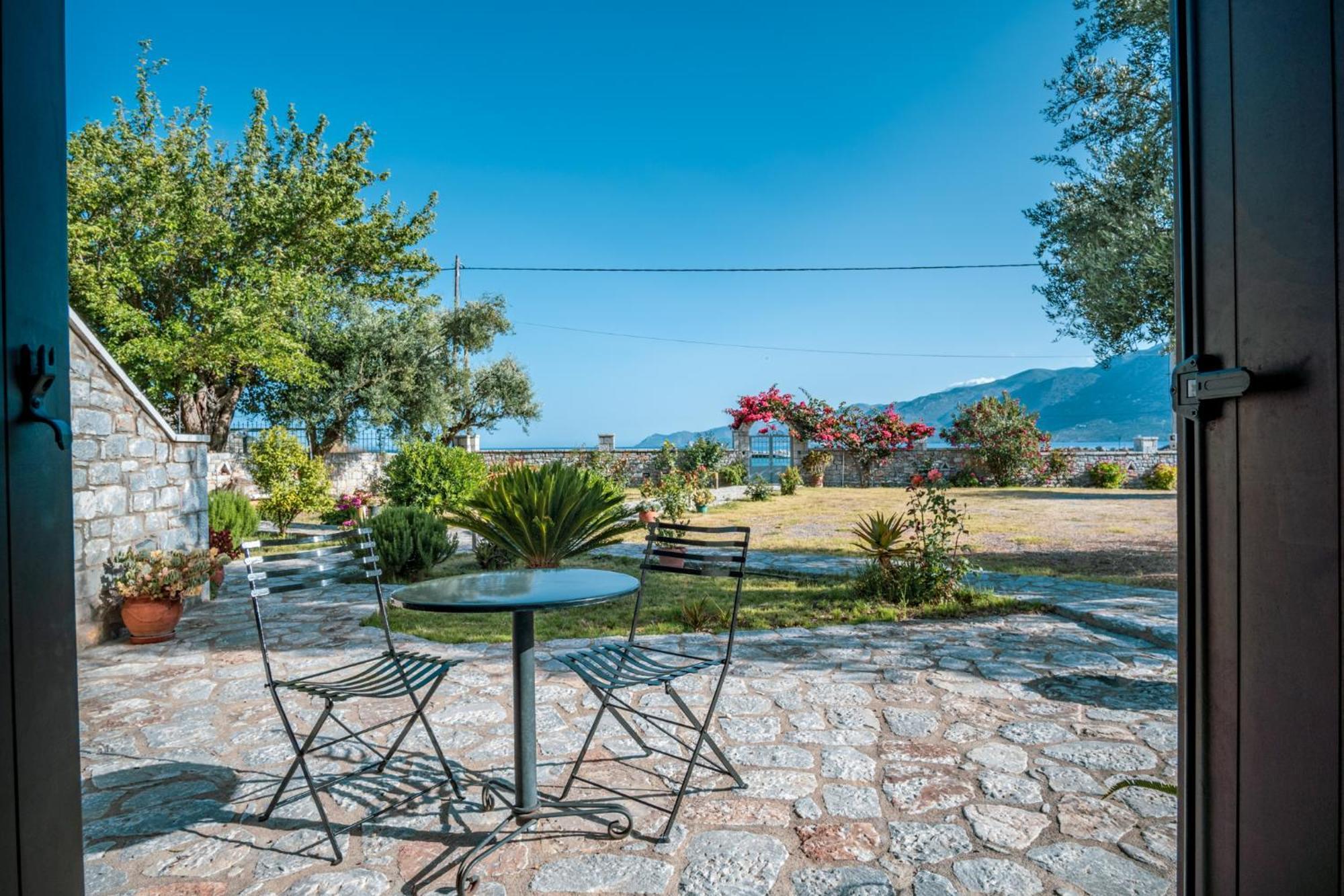 Xenios Kotronas Apartment Bagian luar foto
