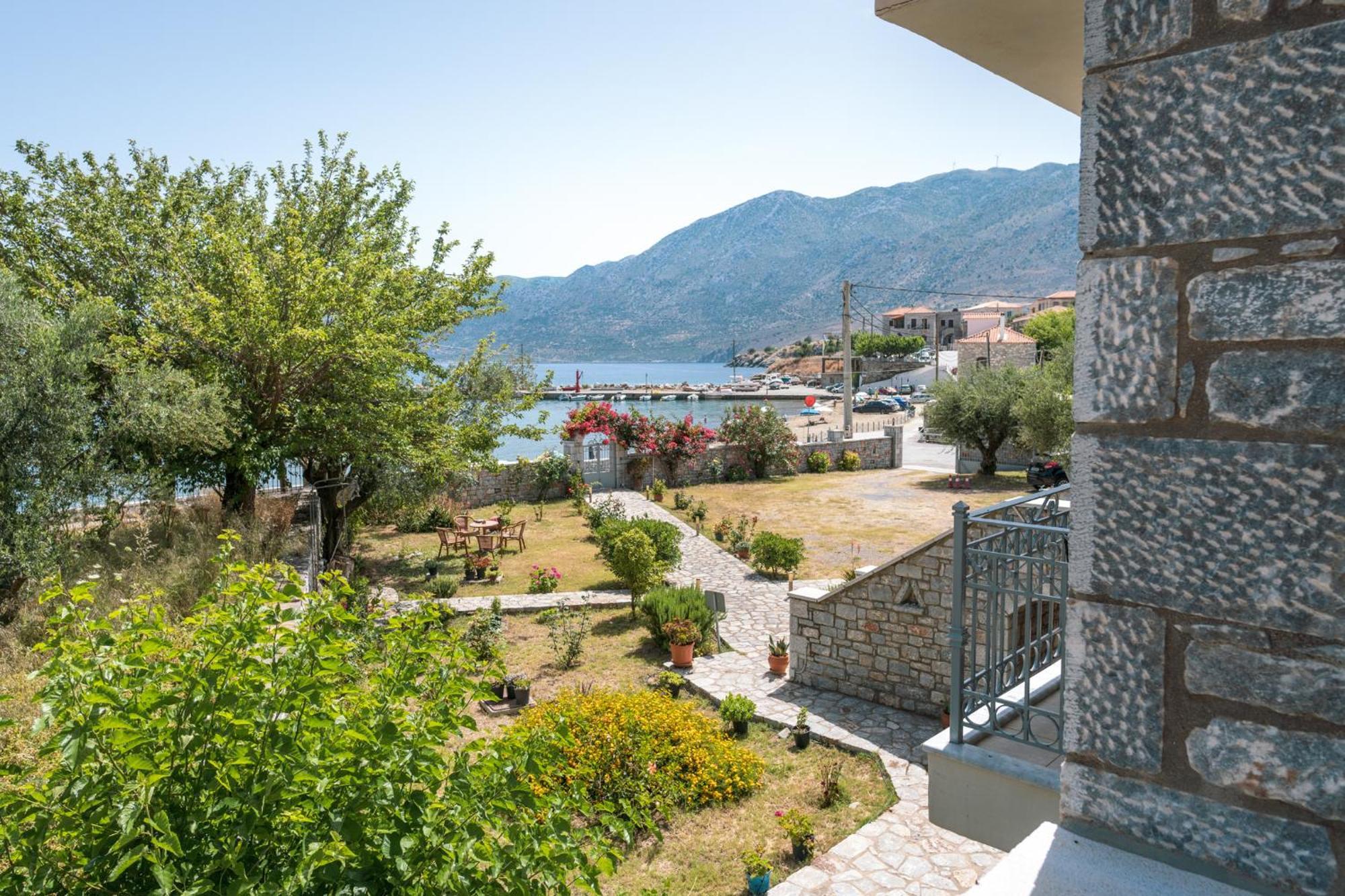 Xenios Kotronas Apartment Bagian luar foto